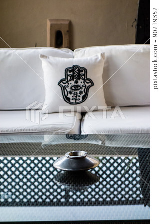 摩洛哥馬拉喀什市一棟建築的客廳裡的錐形煙灰缸和法蒂瑪的手工刺繡靠墊 90219352