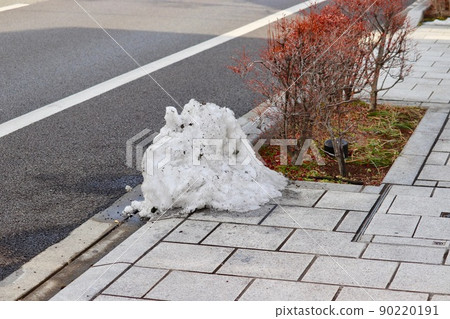 路上留下一塊沒有融化的雪 90220191