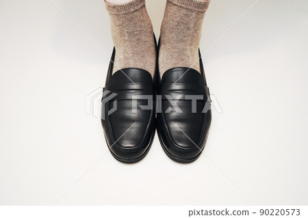 女士簡單的黑色硬幣樂福鞋 女士簡單的黑色硬幣樂福鞋 90220573