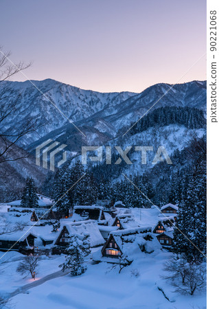 《Toyama Prefecture》 Ainokura Gassho-zukuri village with snow, Gokayama 《Toyama Prefecture》 Ainokura Gassho-zukuri village with snow, Gokayama 90221068