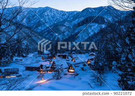 《Toyama Prefecture》 Ainokura Gassho-zukuri village with snow, Gokayama 90221072