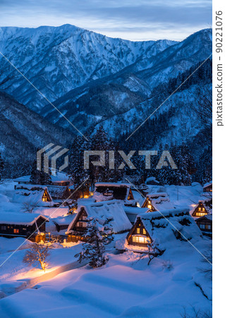 《Toyama Prefecture》 Ainokura Gassho-zukuri village with snow, Gokayama 《Toyama Prefecture》 Ainokura Gassho-zukuri village with snow, Gokayama 90221076