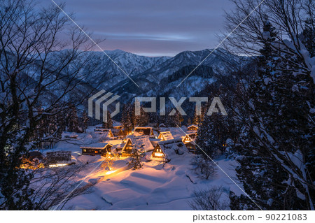 《Toyama Prefecture》 Ainokura Gassho-zukuri village with snow, Gokayama 90221083