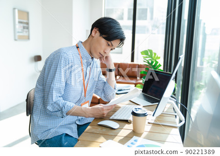 在辦公室工作的年輕人 90221389