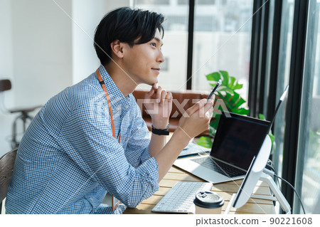 在辦公室工作的年輕人 90221608