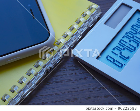 筆記本電腦和智能手機的商業形象（女性） 90222588