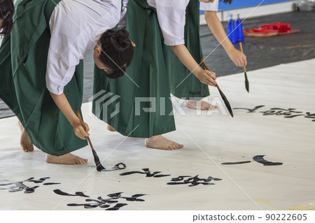 A high school girl who works together to create a work A high school girl who works together to create a work 90222605