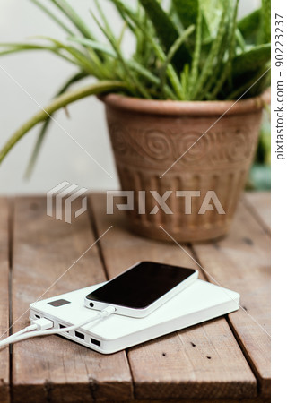 charging smartphone with power bank charging smartphone with power bank 90223237