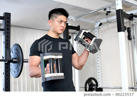健身房裡有啞鈴的年輕人 健身房裡有啞鈴的年輕人 90223557