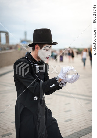 Mime on the street waiting to meet with his lover Mime on the street waiting to meet with his lover 90223748