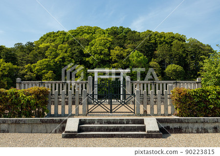 從新鮮的綠色西大寺天辻塔魯神天皇陵禮拜堂 2022 年 4 月 25 日 從新鮮的綠色西大寺天辻塔魯神天皇陵禮拜堂 2022 年 4 月 25 日 90223815