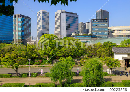 新鮮的綠色大阪城公園從西片菱塔大阪商業園遺址 2022 年 4 月 22 日 90223858