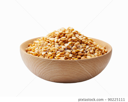 Raw dried peas in a wooden bowl isolated on white background. 90225111