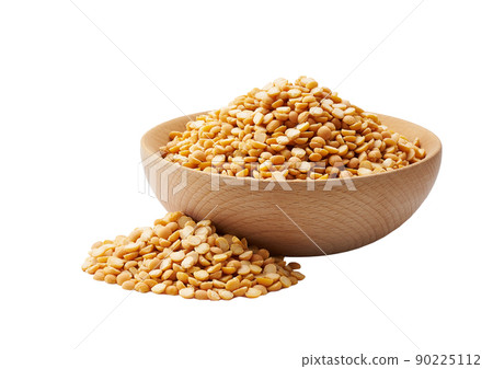 dried peas in a wooden bowl isolated on white background. dried peas in a wooden bowl isolated on white background. 90225112