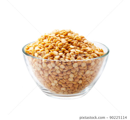 dried peas in a clear glass bowl isolated on white background. dried peas in a clear glass bowl isolated on white background. 90225114