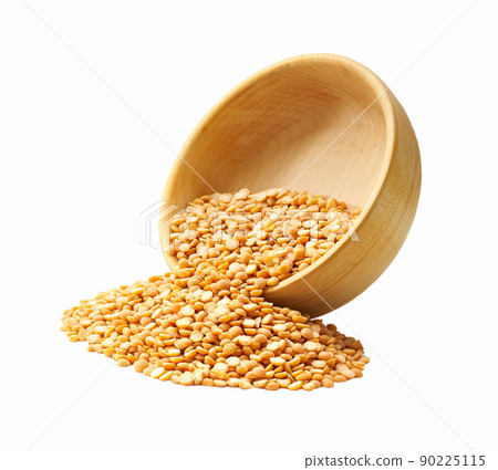 Grains dried peas are scattered out of the wooden bowl. Grains dried peas are scattered out of the wooden bowl. 90225115