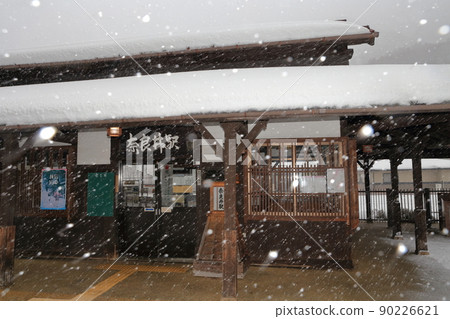 冬天的車站大樓裡的暴風雪(長野縣奈良井奈良井站) 冬天的車站大樓裡的暴風雪(長野縣奈良井奈良井站) 90226621