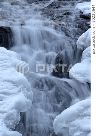 Frozen waterfall in the middle of winter (Inukoro no Taki, Minamiaiki Village, Nagano Prefecture) Frozen waterfall in the middle of winter (Inukoro no Taki, Minamiaiki Village, Nagano Prefecture) 90226644