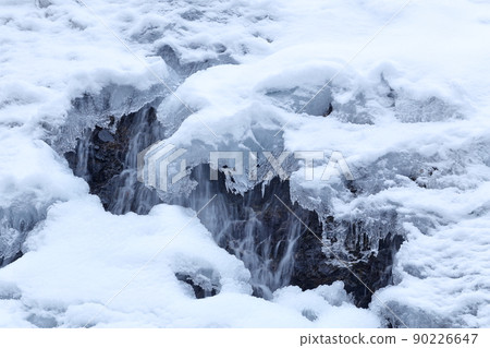 Frozen waterfall in the middle of winter (Inukoro no Taki, Minamiaiki Village, Nagano Prefecture) 90226647