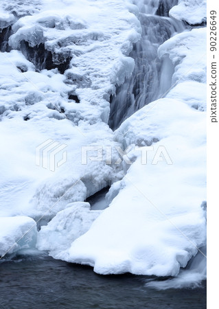 Frozen waterfall in the middle of winter (Inukoro no Taki, Minamiaiki Village, Nagano Prefecture) 90226649
