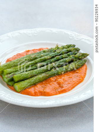 Fried asparagus with romesco sauce 90226934