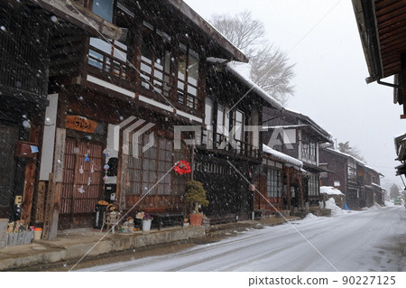 寒冷季節的驛站街景（長野縣鹽尻市奈良井宿） 90227125