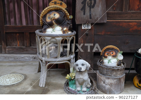 屋簷下輪流玩偶（長野縣鹽尻市奈良井宿） 90227127