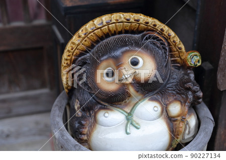 A raccoon dog figurine with a charming expression (Narai-juku, Shiojiri City, Nagano Prefecture) 90227134