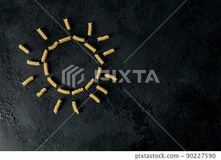 The spiral paste is laid out in the shape of the sun 90227590