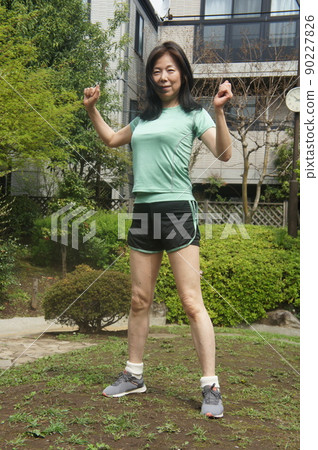 Healthy tall beauty stretching in the park Healthy tall beauty stretching in the park 90227826