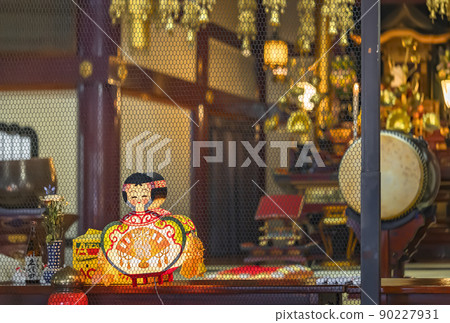 [Sugamo, Tokyo] 燈籠造型的木芥子與桃木地藏一起照亮了高巖寺的佛教寺廟。 90227931