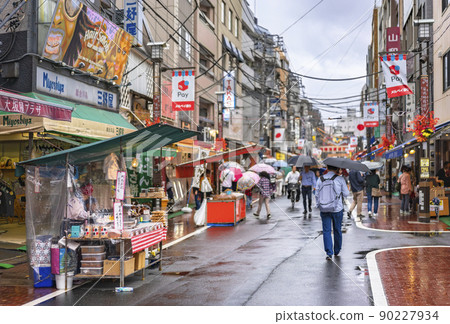 [東京/巢鴨] 下雨天，在巢鴨地藏通商店街邊撐著雨傘邊享受攤位的人們。 90227934