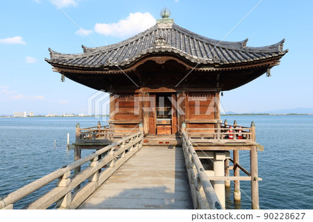 Ukimido protruding above Lake Biwa in the precincts of Mangetsuji Temple in Otsu City, Shiga Prefecture Ukimido protruding above Lake Biwa in the precincts of Mangetsuji Temple in Otsu City, Shiga Prefecture 90228627
