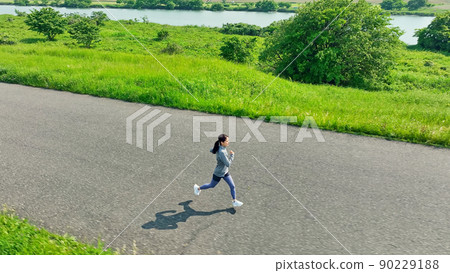 一個女人慢跑的鳥瞰圖 90229188