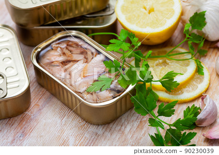 Preserved chopped tuna belly with ingredients for cooking 90230039