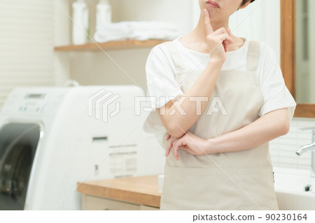 年輕女子部分擔心家務 年輕女子部分擔心家務 90230164