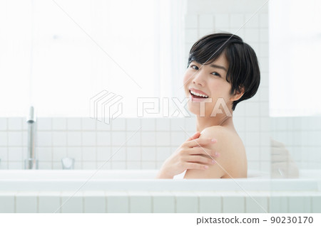 一位年輕的女士洗澡 90230170
