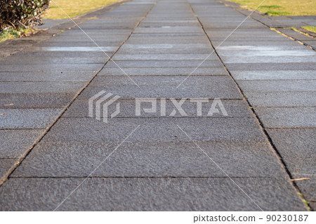 雨後的濕人行道。 90230187