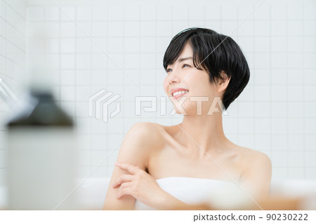 一位年輕的女士洗澡 一位年輕的女士洗澡 90230222