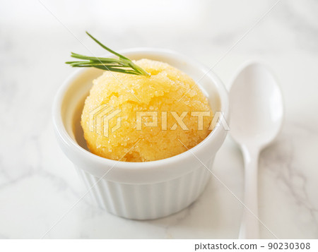 玻璃杯中的橙子冰糕 90230308