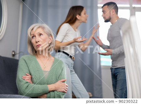 Offended mother dont speaking with adult children during home quarrel 90230322