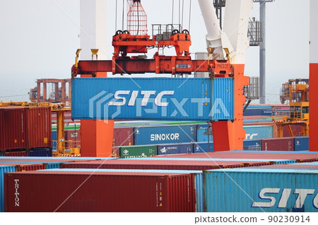 Gantry crane loading and unloading containers 90230914
