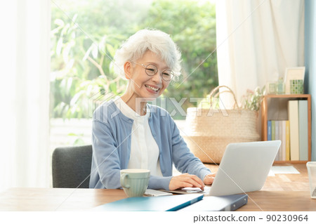 60多歲的女性在家工作 90230964