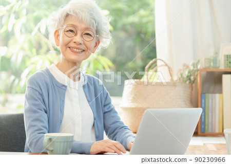 60多歲的女性在家工作 90230966