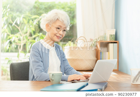 60多歲的女性在家工作 90230977