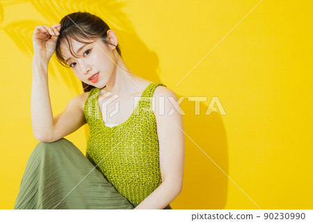 夏天女人黃色背景 夏天女人黃色背景 90230990