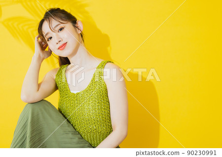 夏天女人黃色背景 夏天女人黃色背景 90230991