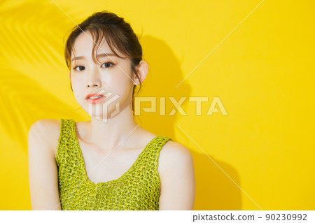夏天女人黃色背景 夏天女人黃色背景 90230992