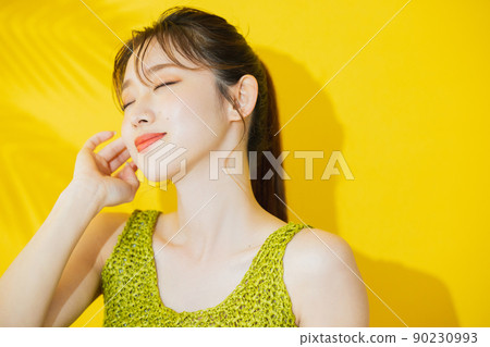 夏天女人黃色背景 夏天女人黃色背景 90230993