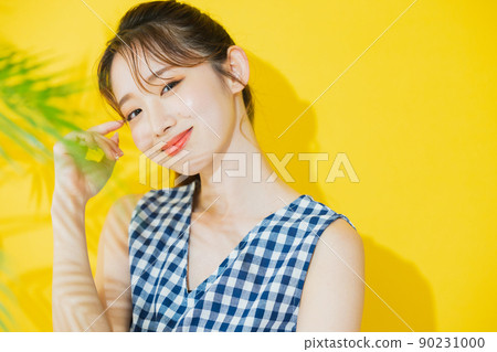 Summer woman yellow background 90231000